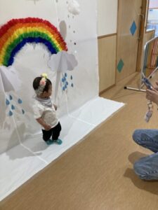 可愛らしいフォトブースでポーズ！